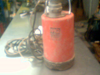 Pompe submersible rouge