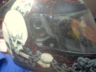 Casque noir tete demort