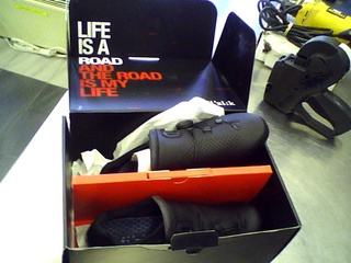 Paire de soulier neuf dans boi