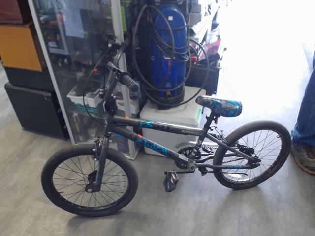 Petit bmx noir et bleu