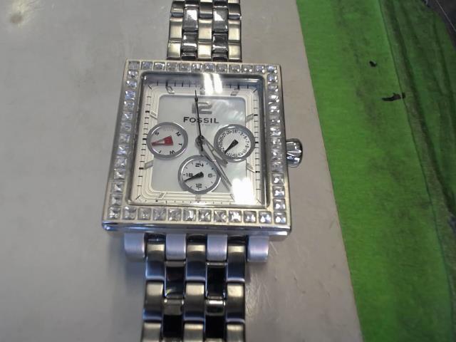 Montre fond blanc pour femmes