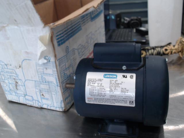 Moteur 1/2 dans boite