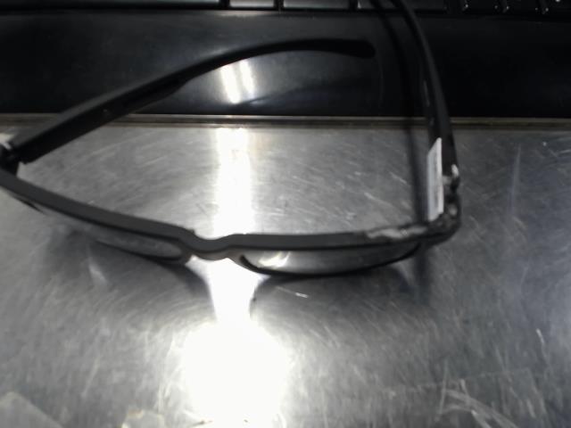 Lunettes noirs(une branche brisee)