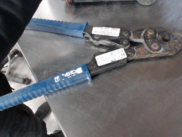 Outil fastcap dans petit case bleu