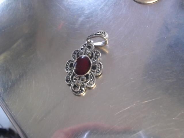 Breloque en argent pierre rouge