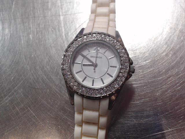 Montre femme avec bracelet silicone