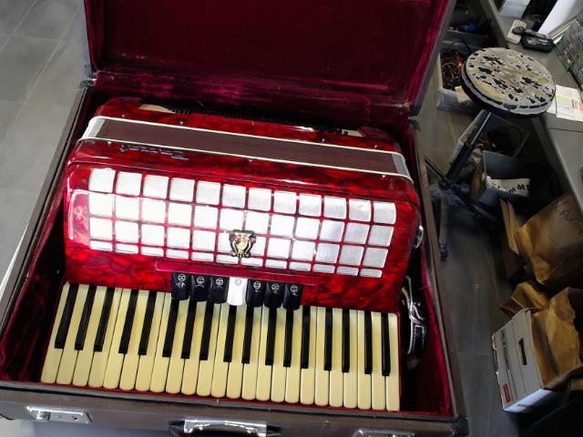 Accordeon vintage dans case