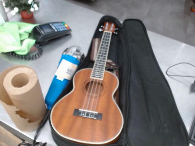 Ukulele 4 corde tres bon etat