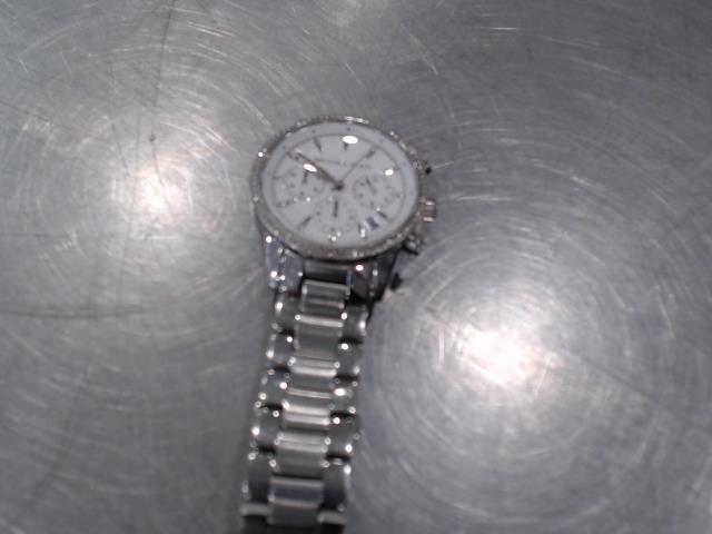 Montre pour femme couleur argent