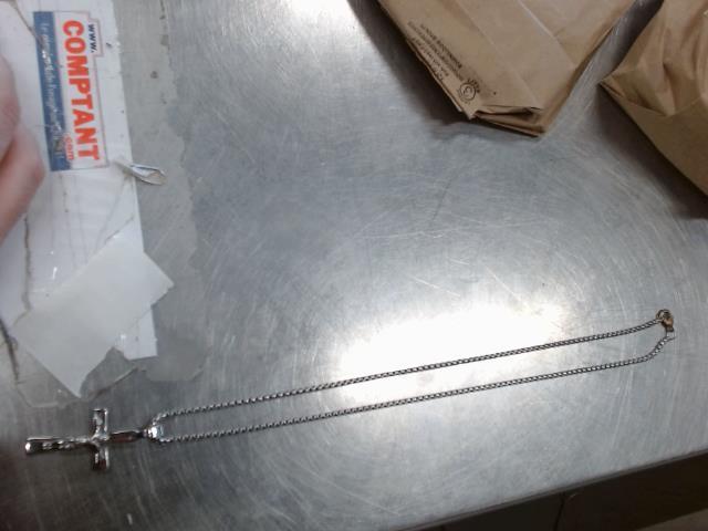 Bijoux avec croix jesus (chaine)