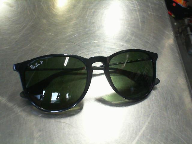 Lunettes poralized dans le case