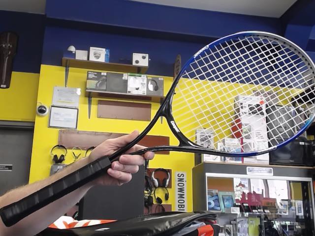 Raquette de tennis bleue