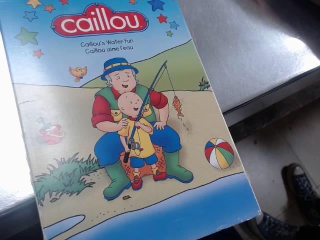 Caillou aime l'eau