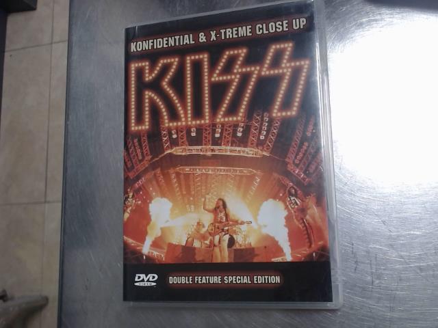 Kiss konfidential&x-treme close up