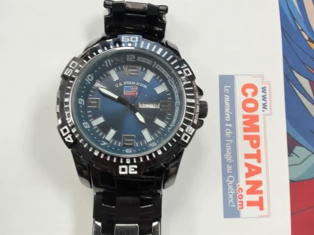 Montre noir fond bleu