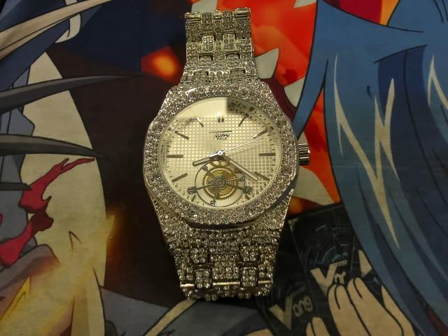 Montre avec plein diamand