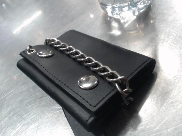 Petit prtefeuille en cuir avec chaine