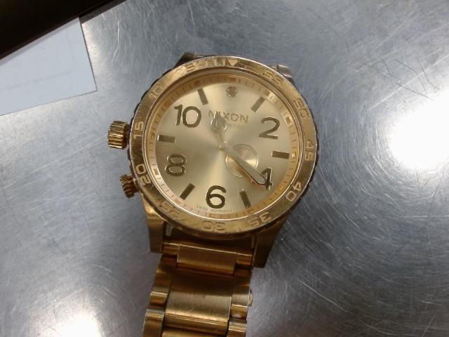Montre nixon couleur or