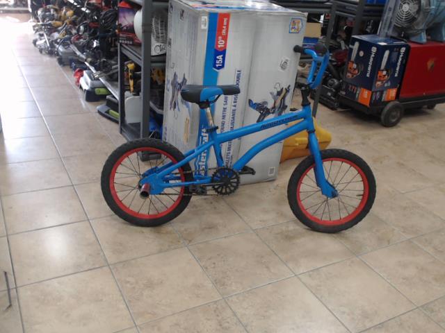 Velo bmx bleue roue et banc arranger