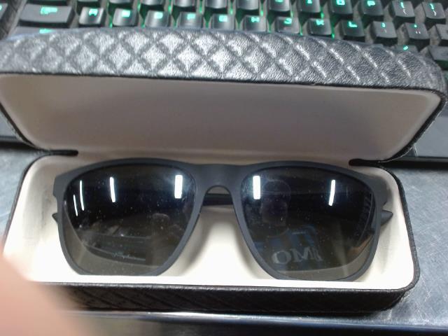 Lunettes soleil noires dans case