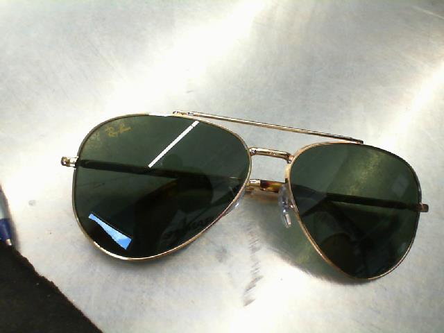 Lunettes rayban dans pochette