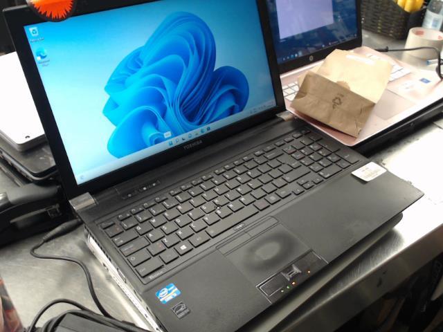 Ordinateur portable windows 11 avec char