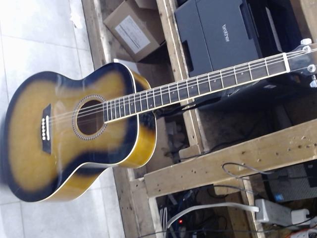 Guitar accoustique broken strings +case