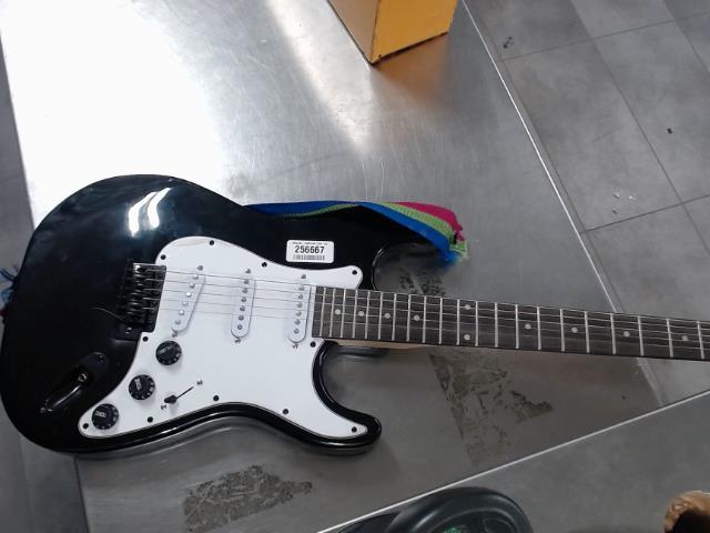 Guitar electric blanch et noire lyxpro