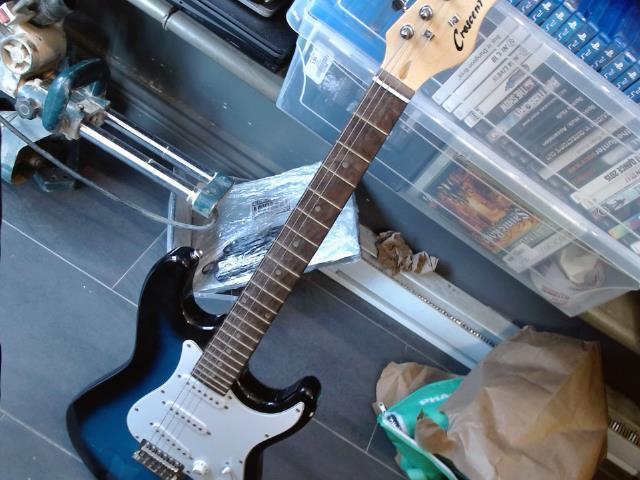 Guitare electrique bleue no case