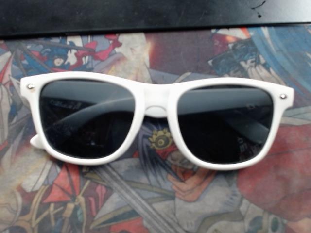 Lunette de soleil blanche   sony