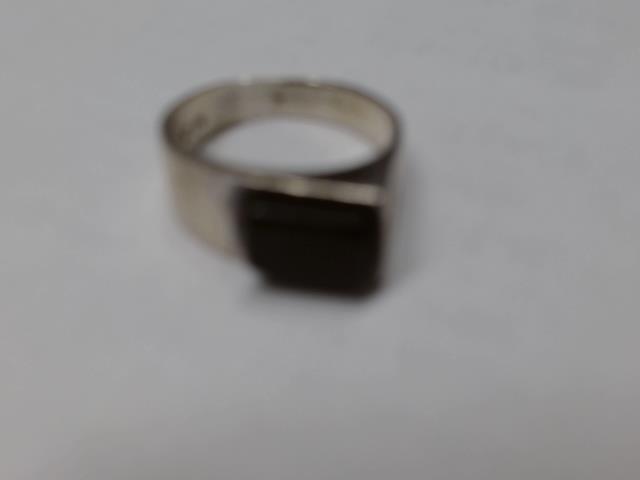 Bague en argent av pierre noire