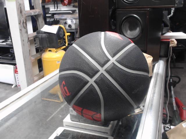 Ballon basket rouge et noir