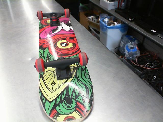 Madd gear skateboard rouge et vert