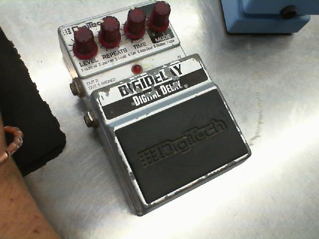 Digital delay pedal