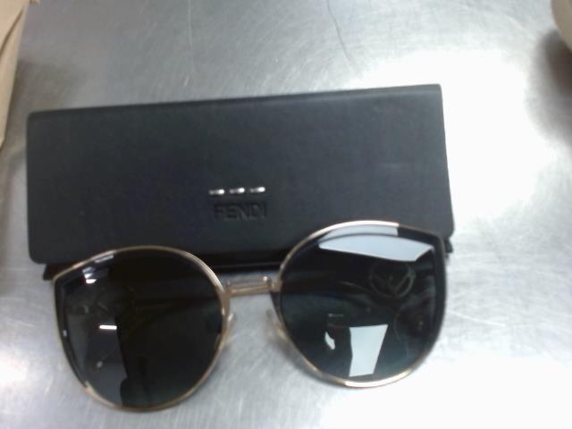 Lunette femme dans case