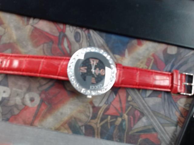 Montre gucci bracelet cuire rouge