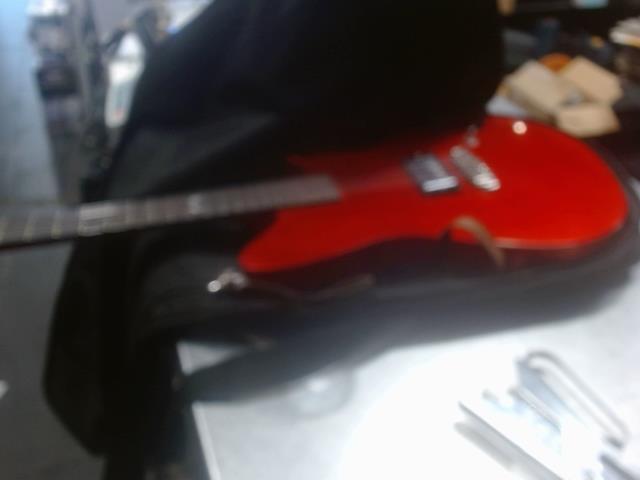 Guitar morifone rouge dans case