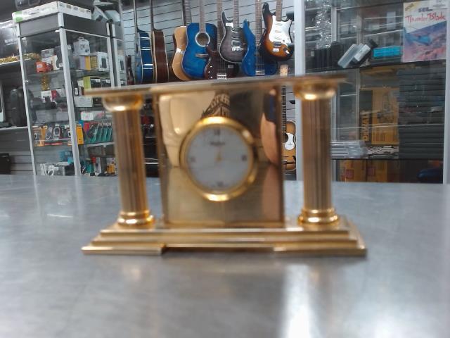 Desk clock couleur dor