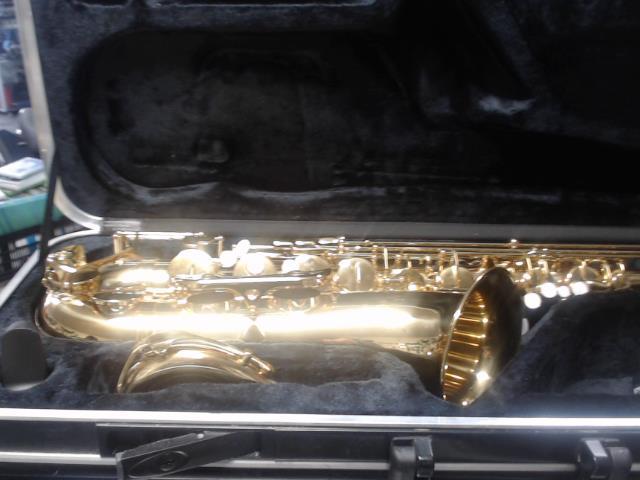 Saxophone tenor dans case