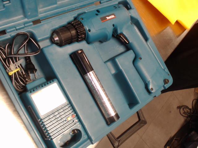 Outil makita en caise blue avec baterrie