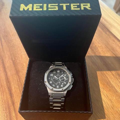 Montre argent dans boite meister