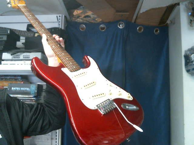 Guitare eletrctrique rouge et blanche