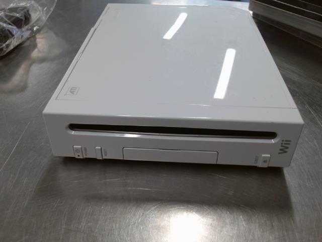 Wii avec accessoires + jeu mystere