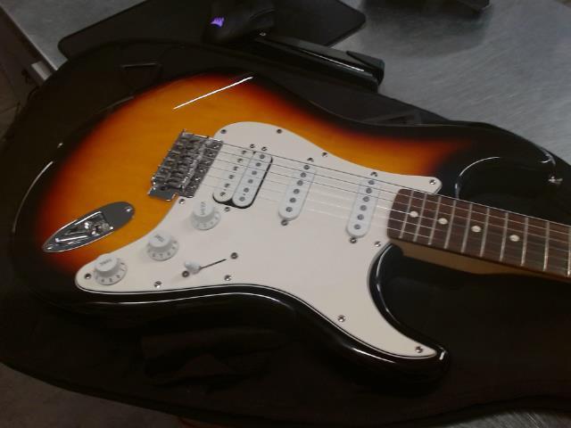 2001 fender strat vintage style case mux