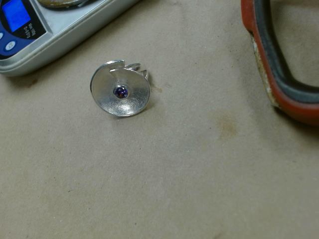 Bague en argent form rond avc pierre mau