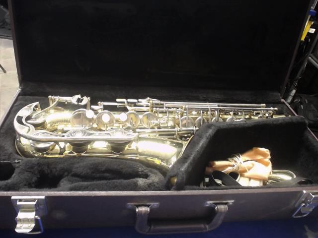 Saxophone dans case