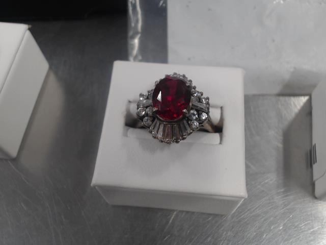Large womans ring 12/stones + 1 red