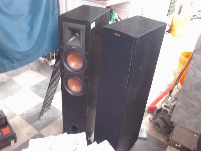 Pair speaker tower