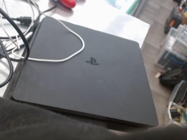 Console ps4 avec une manette