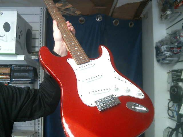 Guitare electrique rouge (acheter ici)